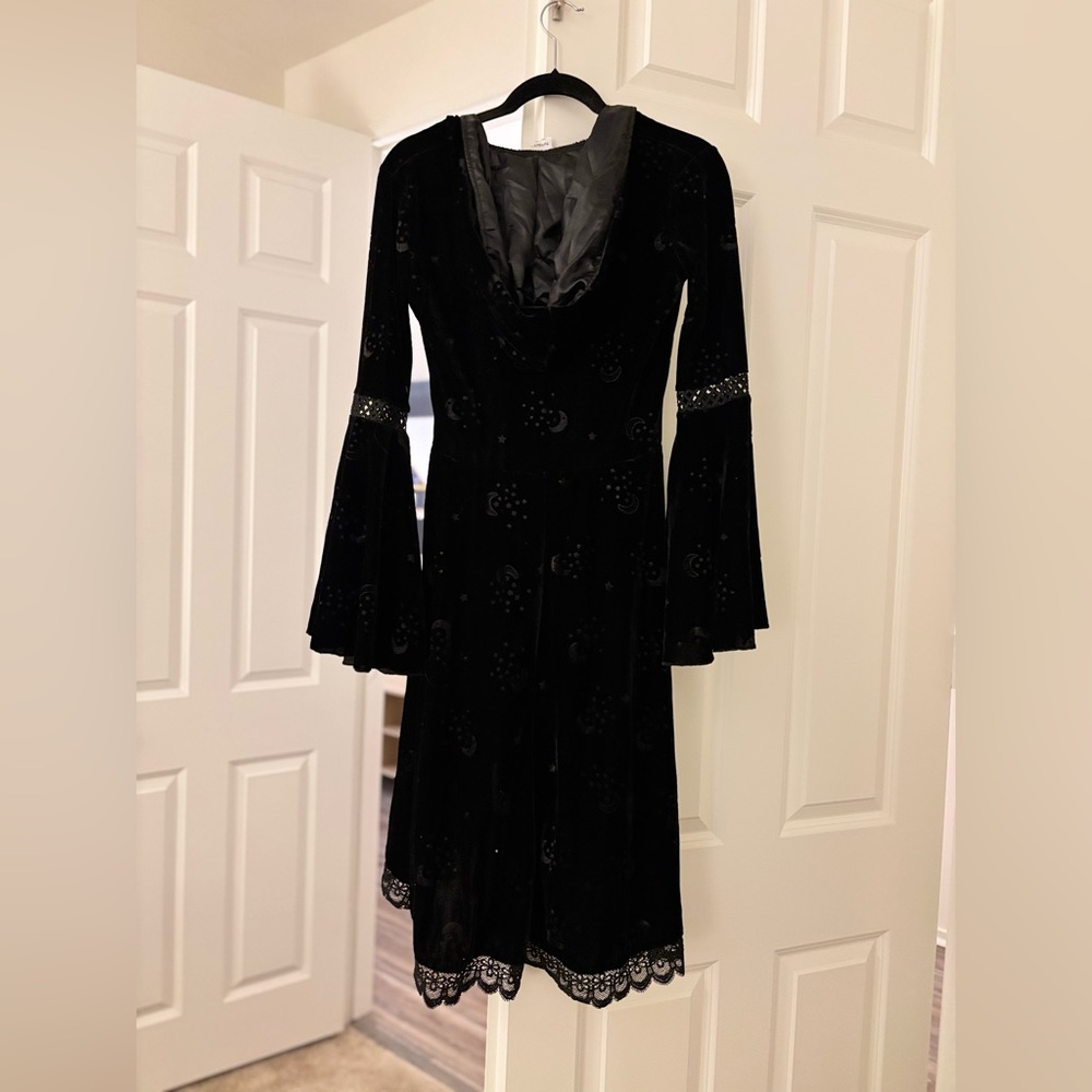 Halloween Costume • Spirit Halloween • S/M • Black velvet w/ hood • GUC